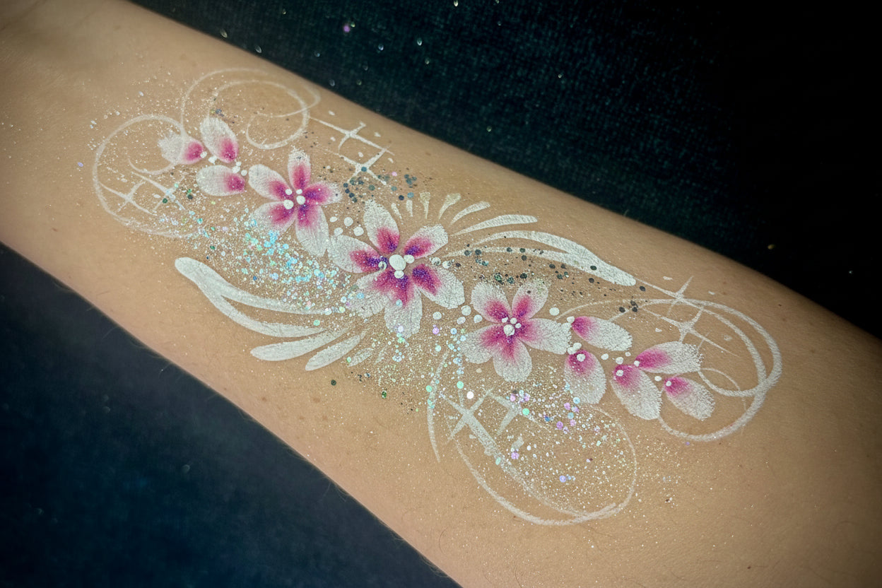 Maquillage artistique floral scintillant avec les paillettes Y Holo et nuit blanche de chez SiSi La Paillette
