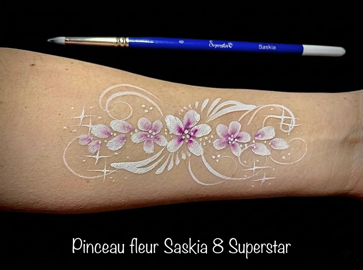 Illustration d’un maquillage fleurs avec le pinceau pétale #8 Saskia superstar - maquillage réalisé par MagicFace