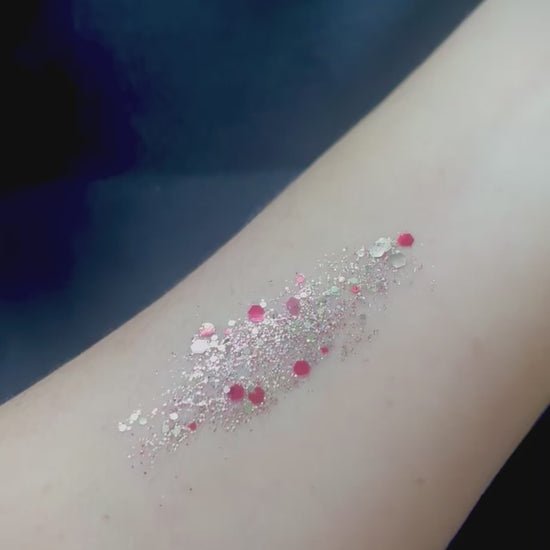 Aperçu du gel pailleté Vegas Bébé Sisi la paillette, avec des reflets dorés et rose, très lumineux et scintillants.