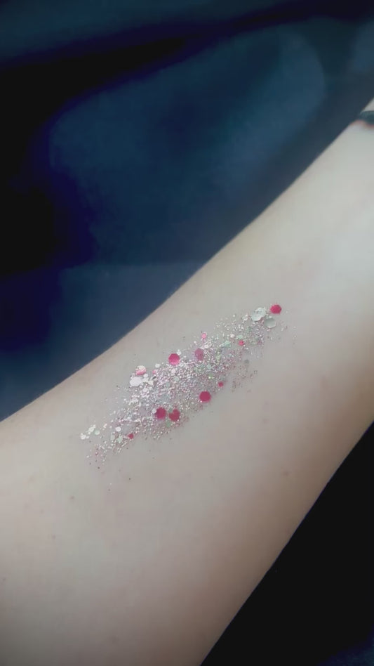 Aperçu du gel pailleté Vegas Bébé Sisi la paillette, avec des reflets dorés et rose, très lumineux et scintillants.